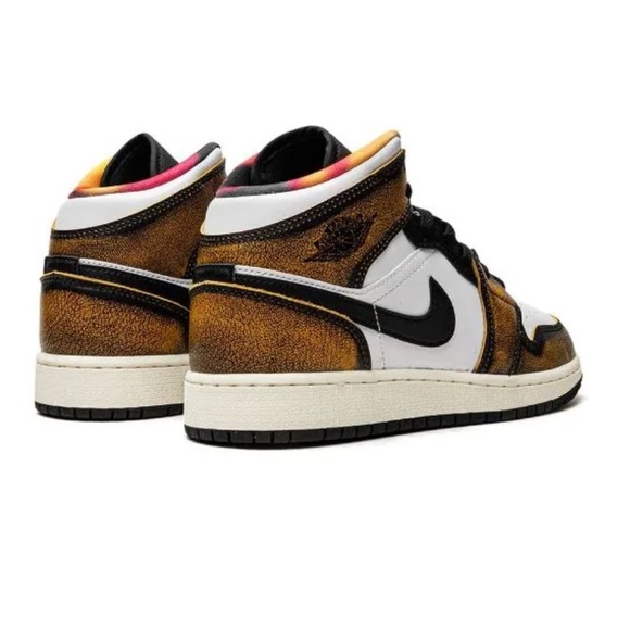 Air Jordan 1 Mid SE Sneakers - Picture 3 of 11